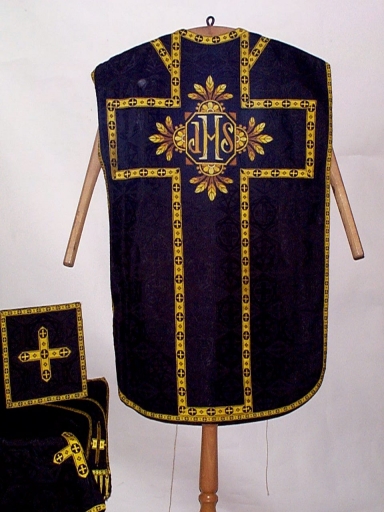 Ornement noir 2 : chasuble, étole, bourse de corporal, voile de calice, manipule