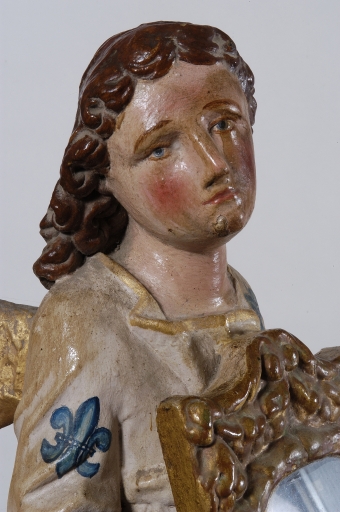 Ensemble de deux anges statues-reliquaires (statues de procession), place Ernest Lemoine (Bieuzy fusionnée en Pluméliau-Bieuzy en 2019)