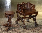 Ensemble d'un fauteuil de célébrant et d'une paire de tabourets d'église