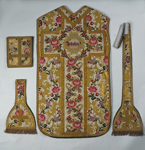 Ornement blanc 2 : chasuble, étole, manipule, bourse de corporal, voile de calice