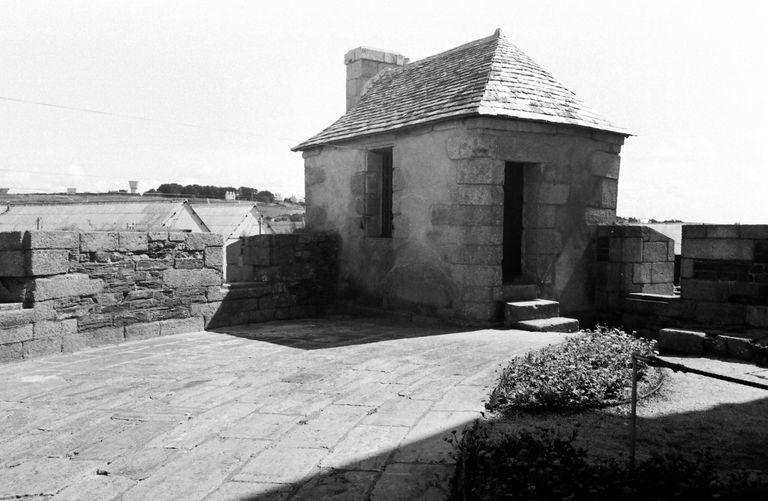 Tour Vauban : tour et batterie basse semi-circulaire, le Sillon, Anse de Camaret (Camaret-sur-Mer)