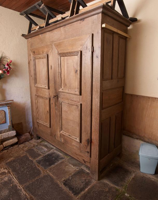 Armoire de sacristie, chapelle Saint-Barthélemy (Pleucadeuc)
