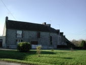 Alignement de 5 ou 6 maisons, le Bas Rouault (Tressé fusionnée en Mesnil-Roc'h en 2019)