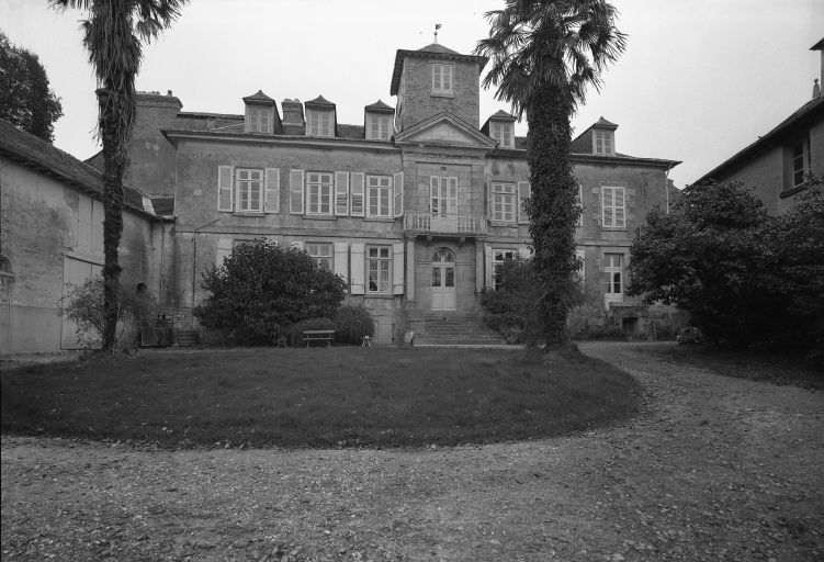 Château de la Créole, près du cimetière (Pancé)