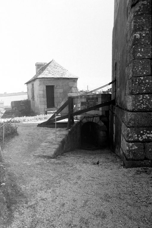 Tour Vauban : tour et batterie basse semi-circulaire, le Sillon, Anse de Camaret (Camaret-sur-Mer)