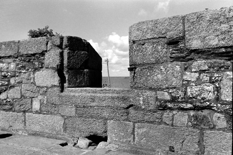 Tour Vauban : tour et batterie basse semi-circulaire, le Sillon, Anse de Camaret (Camaret-sur-Mer)
