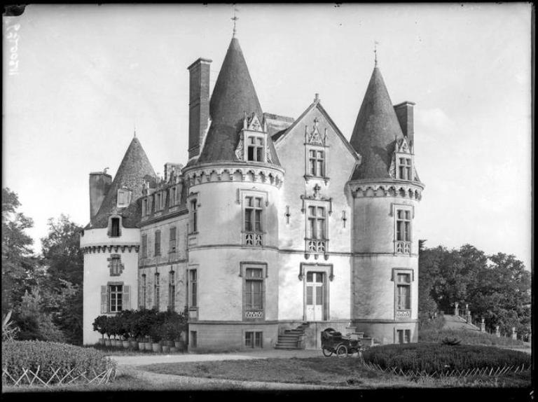 Château fort puis château, le Crévy (La Chapelle-Caro fusionnée en Val d'Oust en 2016)