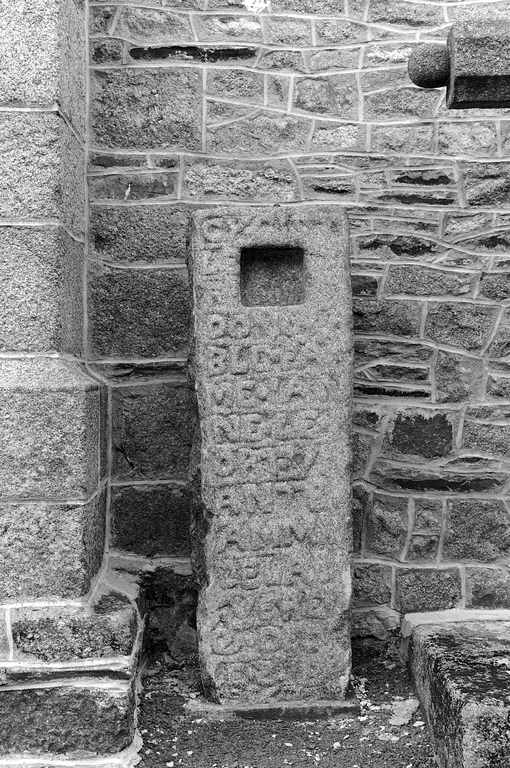 Ensemble de cinq dalles funéraires et fragments, église paroissiale Saint-Martin (Lécousse)