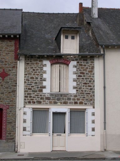 Maison à boutique, 1 bis place de l'église (Hédé fusionnée avec Bazouges-sous-Hédé pour former la commune de Hédé-Bazouges en 2009)