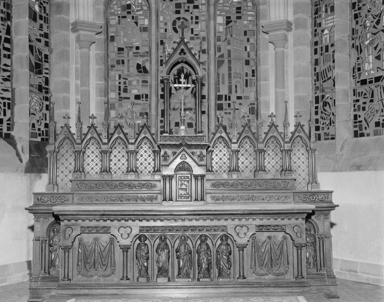Autel, tabernacle, gradins d'autel (2), exposition, prédelle (tabernacle à ailes, maître-autel, autel tombeau), style néo-gothique, église paroissiale Saint-Patern (Séné)