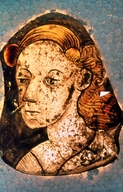 Verrière : tête de femme, église dite Chapelle Saint-Nicolas, le Binio (Augan)