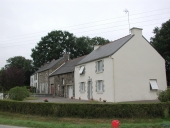 Alignement de maisons, Colomel (Bains-sur-Oust)