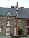 Croix de mission, place de Neuville (Andouillé-Neuville)