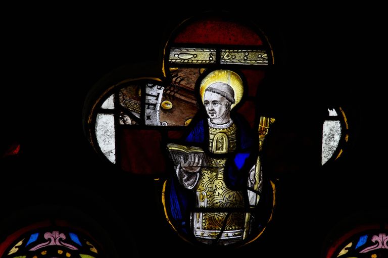 Ensemble des 9 verrières à personnages des baies 0 à 8 : Sacré-Cœur, saint Laurent, Calvaire, Christ en croix, église Saint-Laurent (Montertelot)