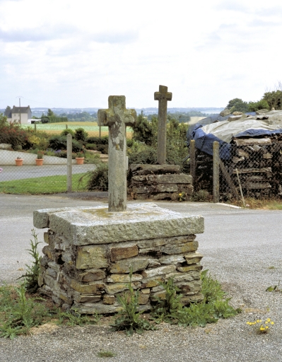Ensemble de deux croix de chemin dite croix des revenants, VC n° 29, Kerguh ; Kergouhier (Pluméliau fusionnée en Pluméliau-Bieuzy en 2019)