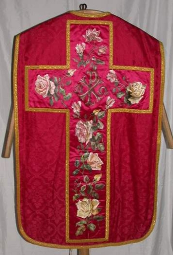 Ornement rouge 3 : chasuble, bourse de corporal, étole, manipule