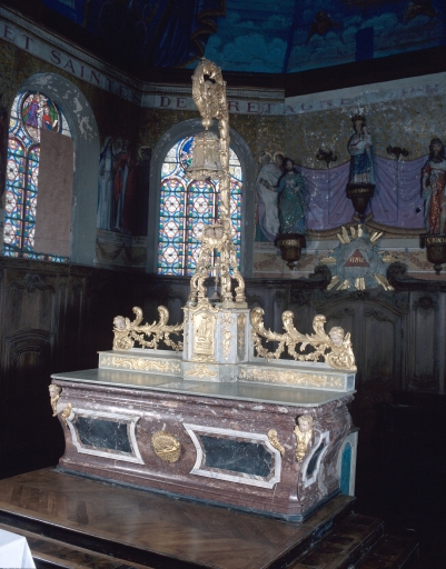 Maître-autel à suspension eucharistique