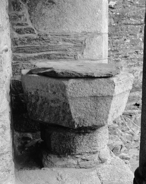 Fonts baptismaux, église Saint-Pierre (Lanouée fusionnée en Forges de Lanouée en 2019)