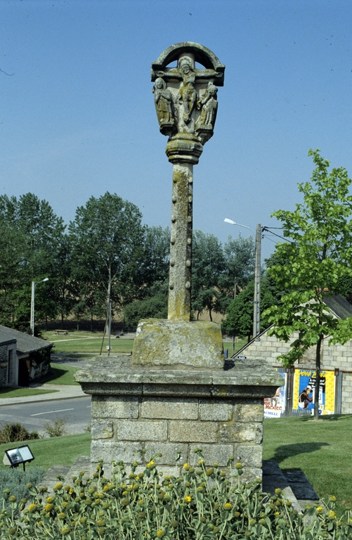 Croix monumentale, Chapelle Saint-Pierre-Saint-Paul (Guégon)