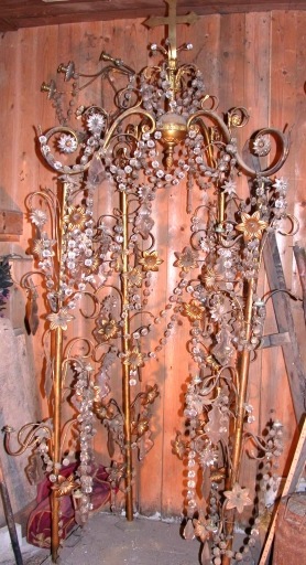 Ensemble d'une exposition et d'une paire de chandeliers d'église