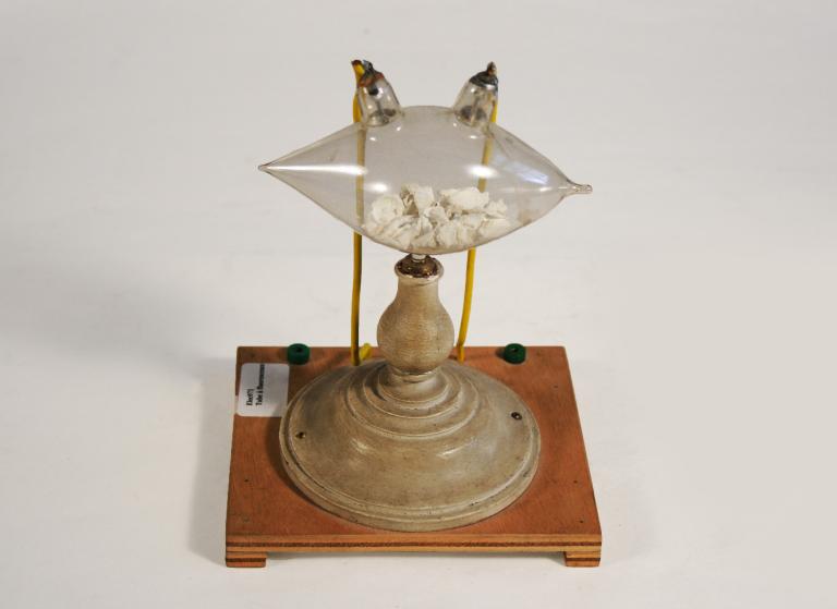 Présentation de la collection d'instruments scientifiques du lycée Émile Zola, Avenue Jean Janvier (Rennes)