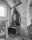 Ensemble de mobilier néogothique : autel, retable de la Vierge ; clôture, confessionnal, baldaquin des fonts baptismaux, fonts baptismaux, tableau : Baptême du Christ, église Notre-Dame-de-l'Assomption (Chauvigné)