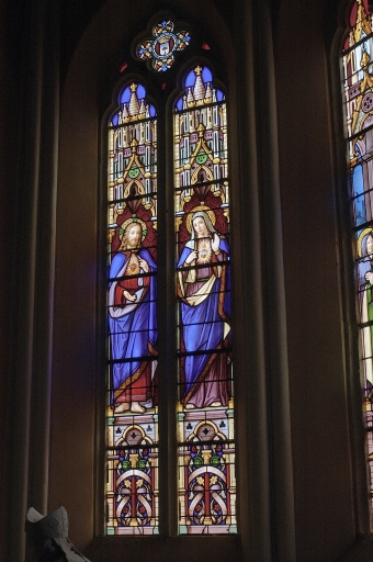 Ensemble des verrières à personnages des baies 0, 1, 2 : Sacrés Coeurs de Jésus et de Marie, Sainte Famille, Présentation de la Vierge au temple, et des verrières décoratives des baies 4 à 12
