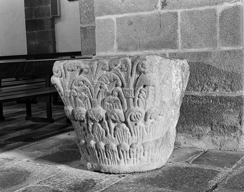 Chapiteaux (4), abbaye de bénédictins Saint-Gildas, de bénédictins de la congrégation de Saint-Maur, de soeurs de la charité de Saint-Louis (Saint-Gildas-de-Rhuys)