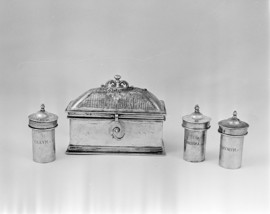 Coffret aux saintes huiles, église paroissiale Notre-Dame de l'Assomption (Arzon)