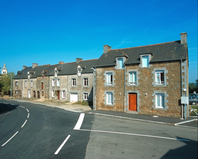 Alignement de 5 maisons, D9 (Tressé fusionnée en Mesnil-Roc'h en 2019)