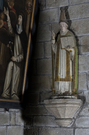 Statue de saint prêtre