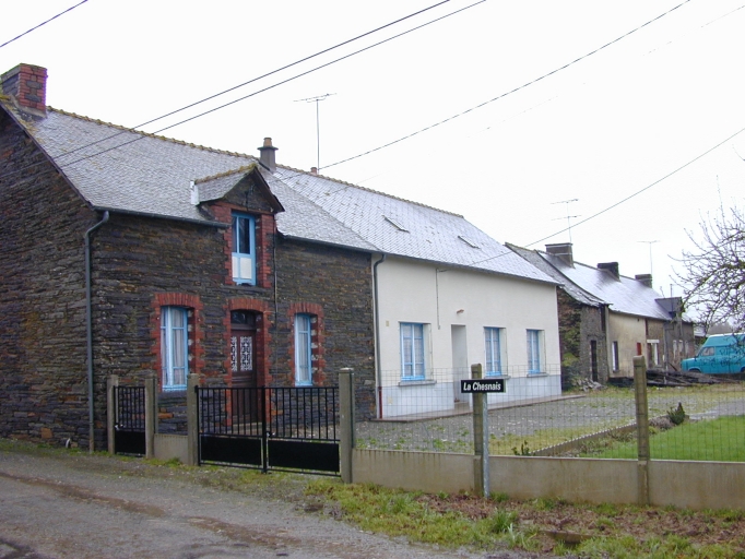 Alignement de six maisons et ferme, la Chesnais (Pipriac)