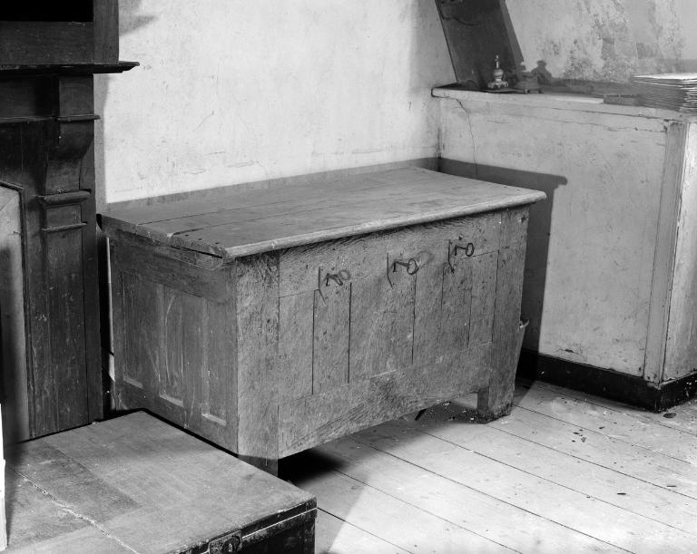 Coffre de fabrique, presbytère (Île-de-Batz)