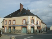 Maison actuellement établissement banquaire, 12 place de l'Eglise (La Mézière)