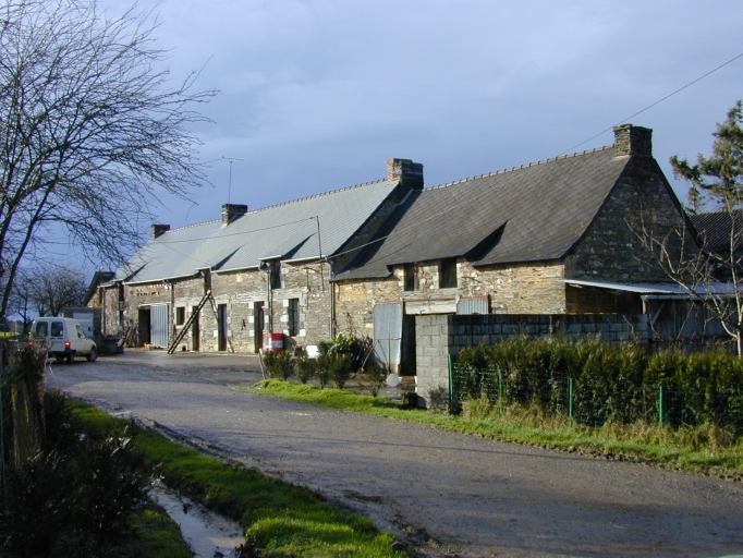 Alignement de trois maisons et fermes, la Rigaudière (Pipriac)