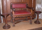 Fauteuil de célébrant et paire de tabourets d'église