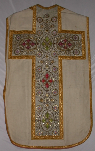 Ornement blanc 1 : chasuble, étole, manipule, voile de calice