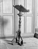 Lutrin, chandelier pascal, église paroissiale Saint-Primel (Primelin)
