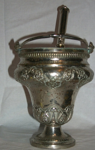 Seau à eau bénite, goupillon