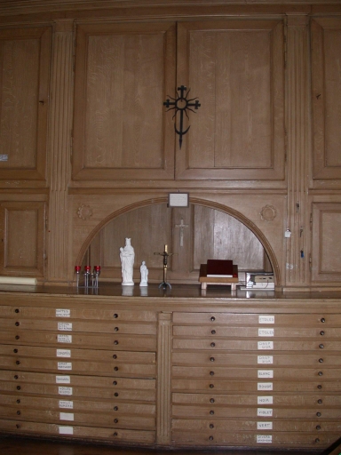 Meubles de sacristie : armoires, chasublier, chapier