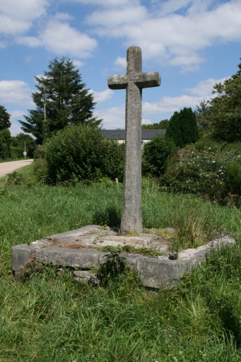 Croix monumentale, Keranhéroff (La Feuillée)