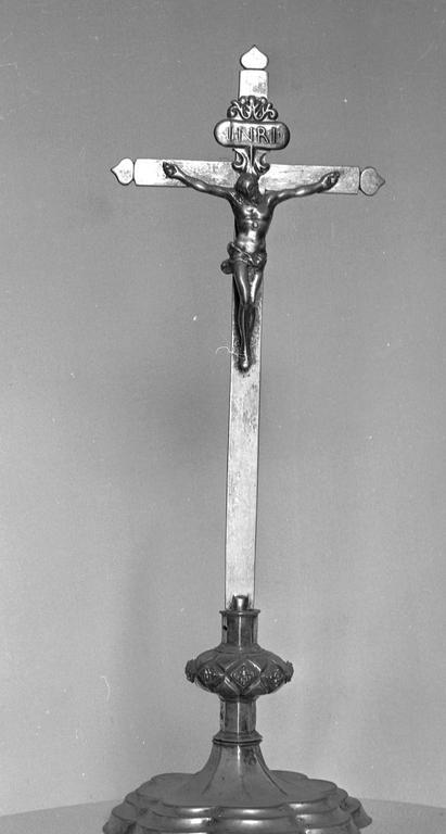 Croix d'autel, église paroissiale Saint-Laurent (Montertelot)