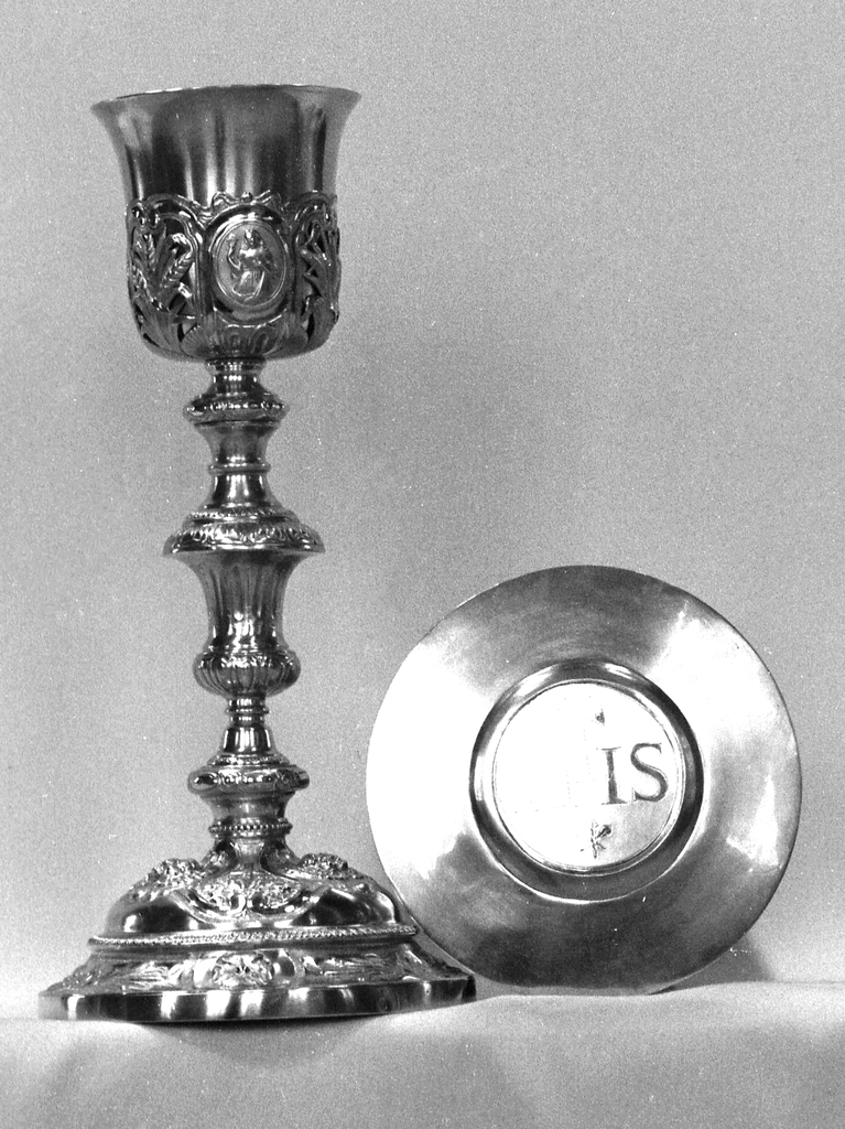 Calice, patène (2), église Saint-Pierre-Saint-Paul, Chapelle Notre-Dame-des-Victoires et ossuaire (Gourin)