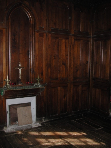 Meubles de sacristie, bureau, cheminée, lambris de revêtement