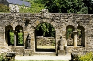 Salle capitulaire  de l'abbaye de Daoulas, actuellement église paroissiale Notre-Dame, centre d´exposition, parc (Daoulas)