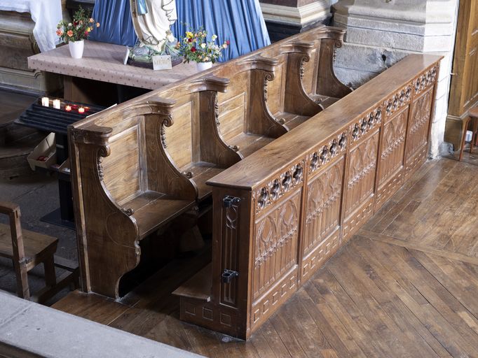 Ensemble de 6 stalles et 2 agenouilloirs, église Saint-Pierre (Sérent)