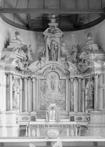 Ensemble du maître-autel : autel, tabernacle, 2 gradins d'autel, retable, 3 degrés d'autel