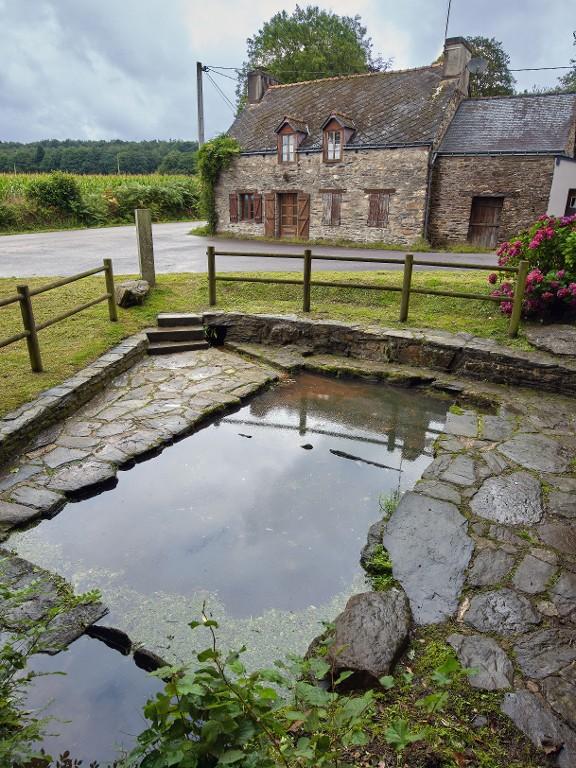 Lavoir dit doué, Le Roz (Le Quillio)