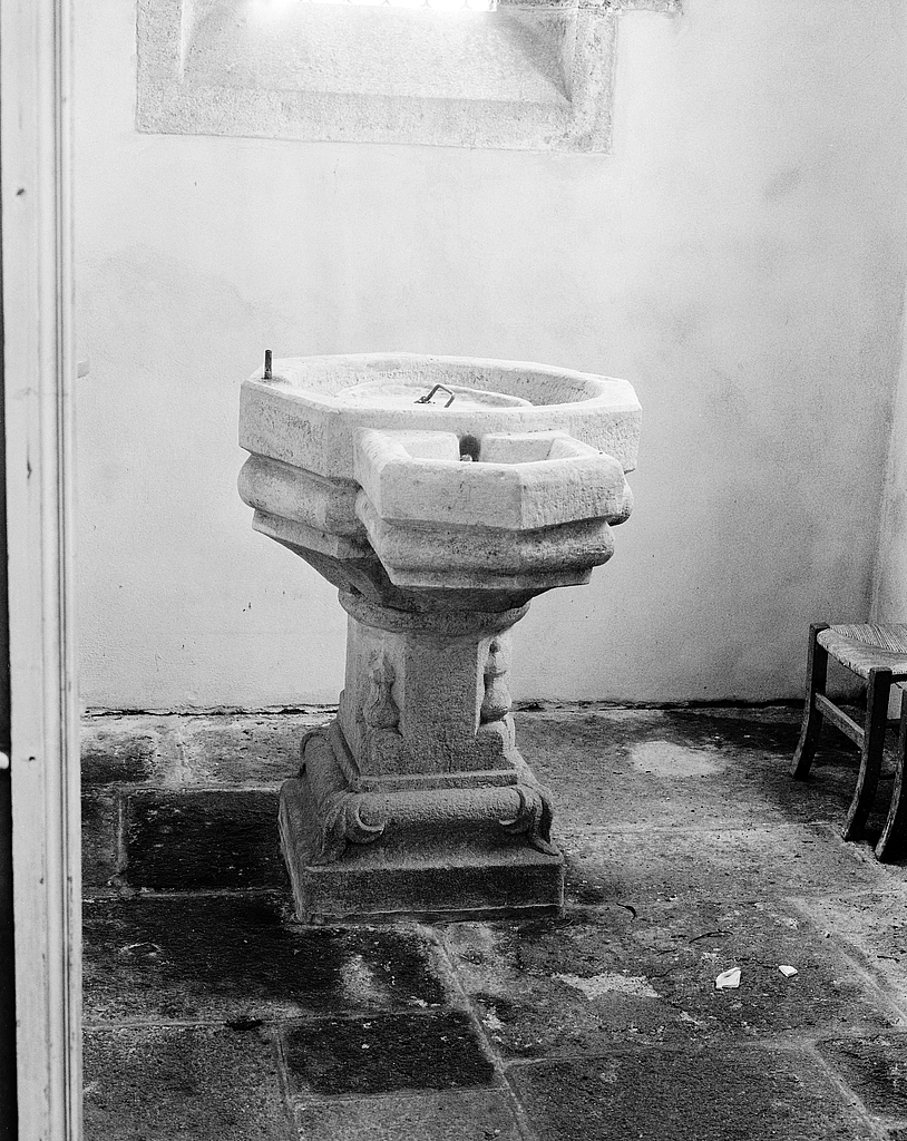Fonts baptismaux (cuve baptismale à infusion), église paroissiale Saint-Eloi (Mespaul)
