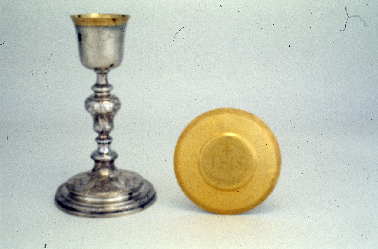 Calice, patène (1), église paroissiale Notre-Dame-de-Lorette (Séglien)